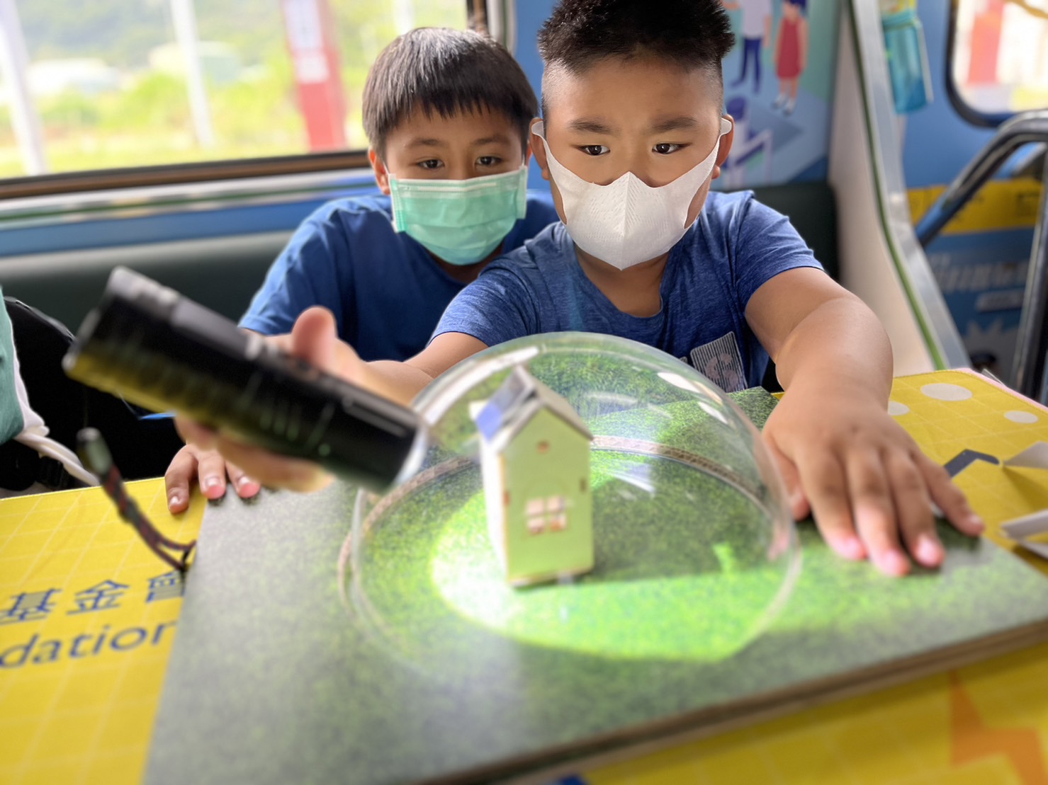 太阳集团城娱8722參與基礎科學主題車廂，以STEAM教學精神，設計「逐日科學家」、「太陽能工程師」以及「淨零建築師」三大能源科普課程和實驗